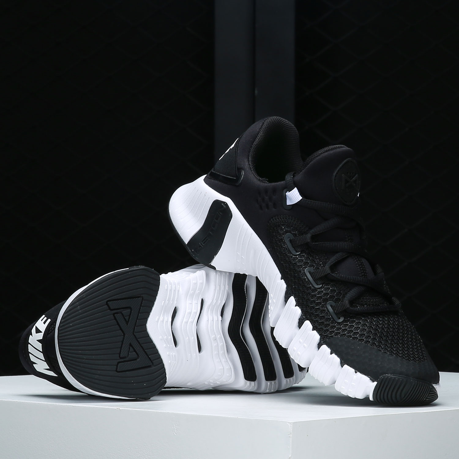 Women Shoes Nike - حذاء تدريب مبطن للنساء من Nike