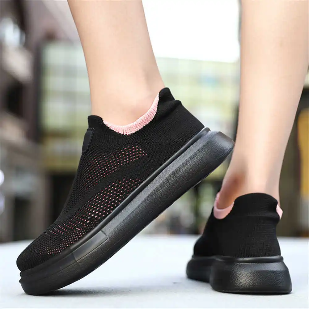 Women Shoes Made In Italy - جوارب رياضية للنساء ، أحذية بنية