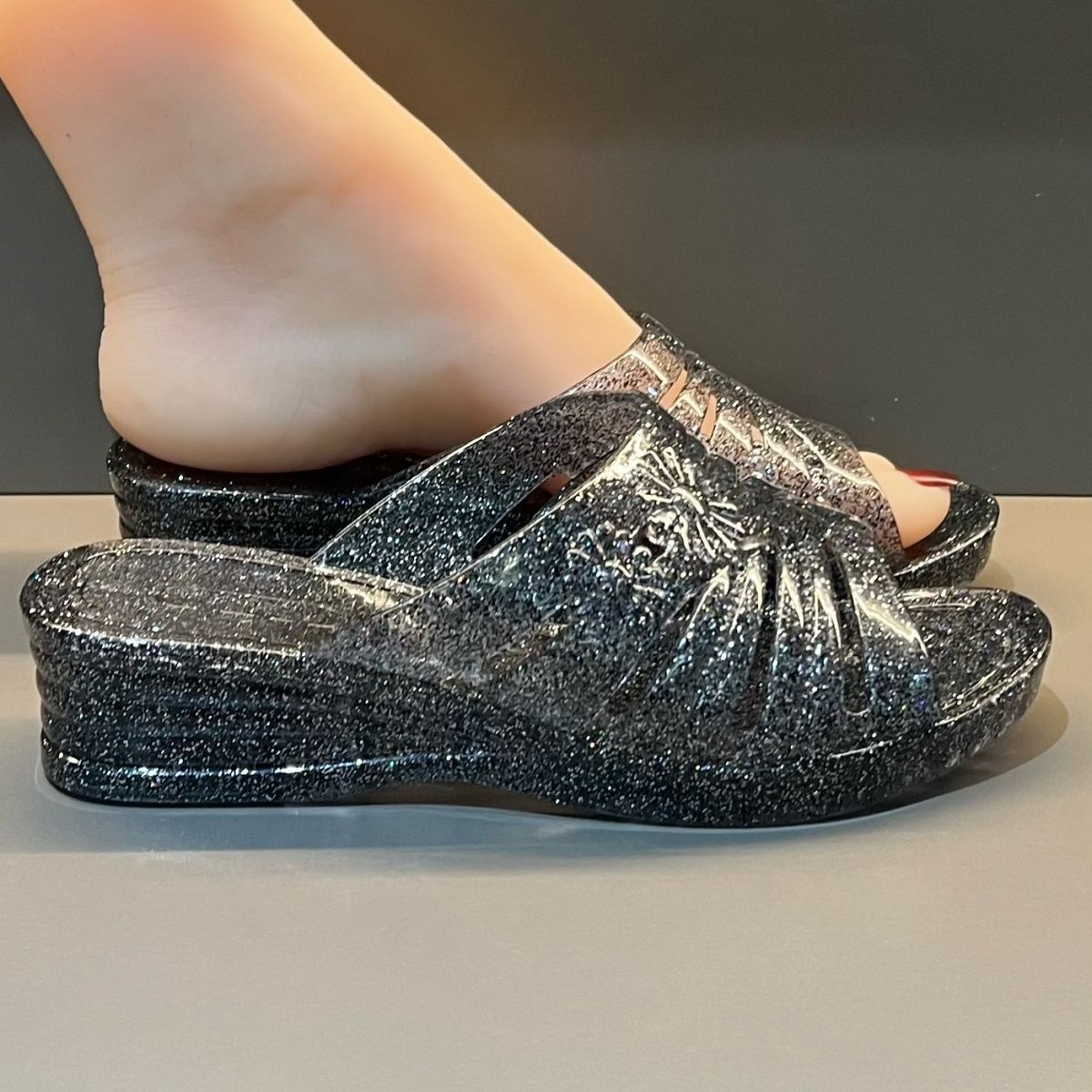صندل نسائي بكعب ويدج من الجيلي - مراجعة Jelly Sandal Women وسعره